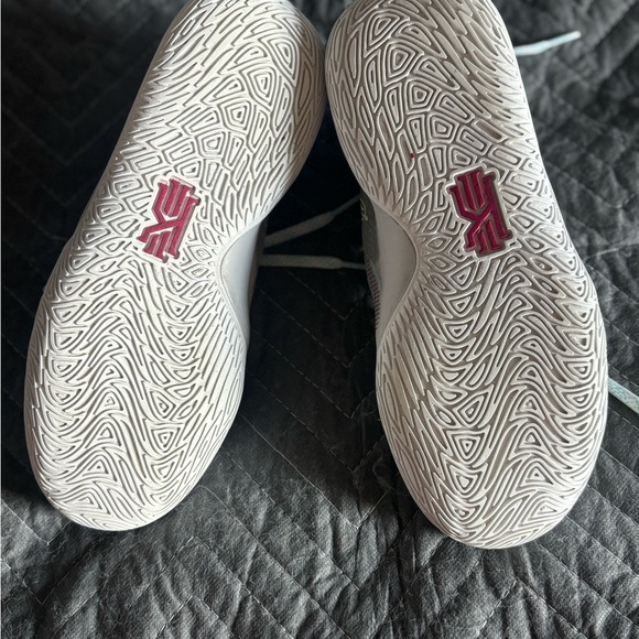 Kyrie Irving Flytrap 5 11/23 1 World 1 People Size 5Y Basketball. - Picture 5 of 6